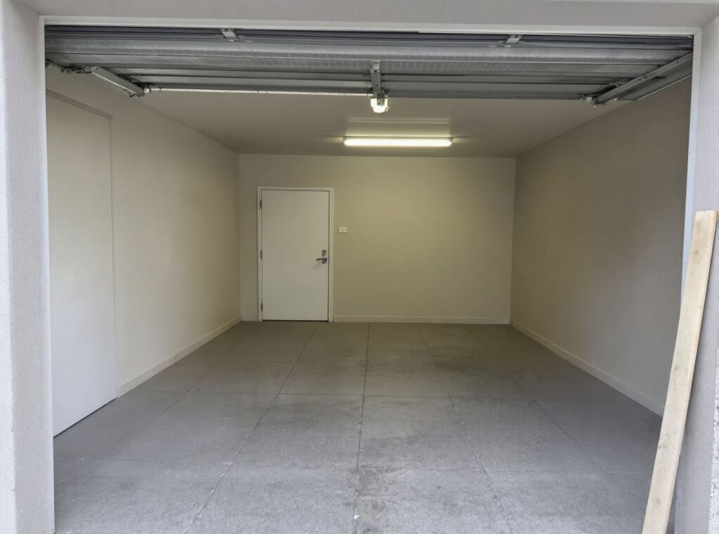 Garage de pavillon vidé et balayé à Vénissieux après un débarras de maison